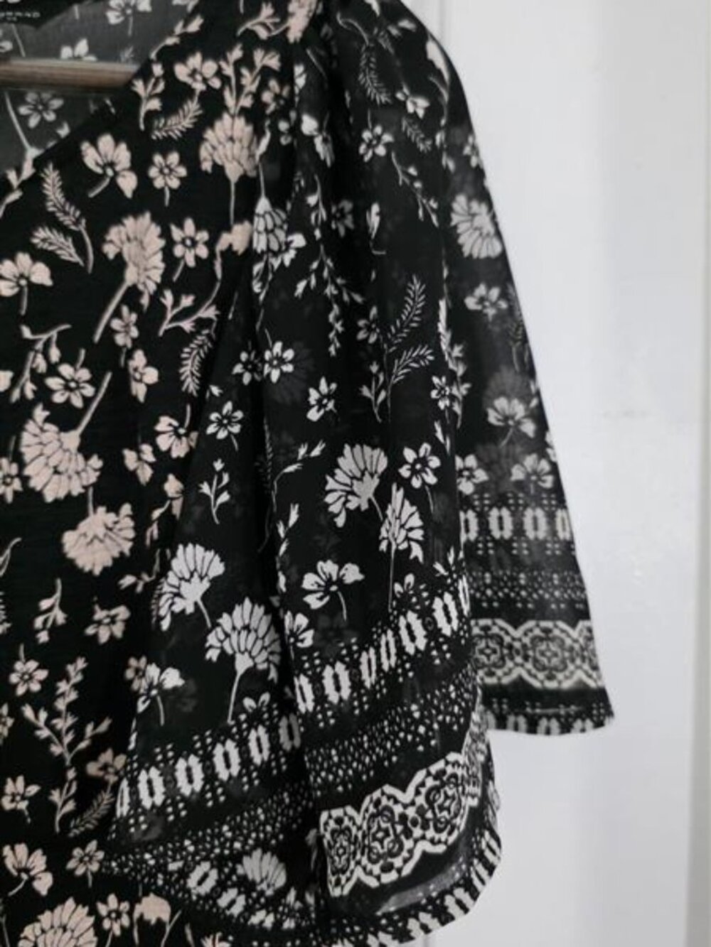 Lucky Brand Black Floral Boho Blouse Bell Sleeve Keyhole Top M - Picture 5 of 10